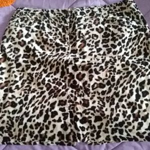 Leopard slit 2 pocket back and front skirt